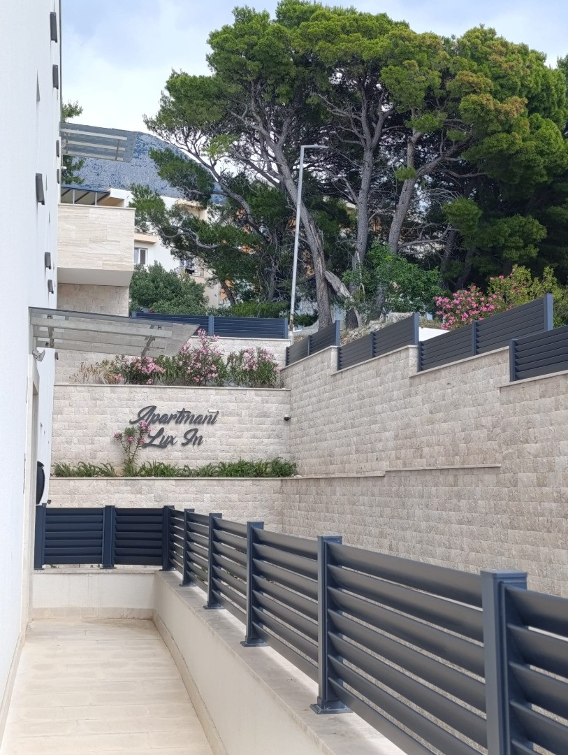 Apartmani Lux in Tučepi - Pogled na more, parking, garaža i potpuna opremljenost za istinski odmor, Apartmani Lux in Tučepi s pogledom na more, liftom i garažom Tučepi