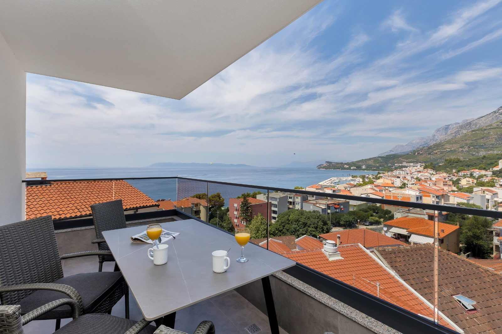 Apartmani Lux in Tučepi - Pogled na more, parking, garaža i potpuna opremljenost za istinski odmor, Apartmani Lux in Tučepi s pogledom na more, liftom i garažom Tučepi
