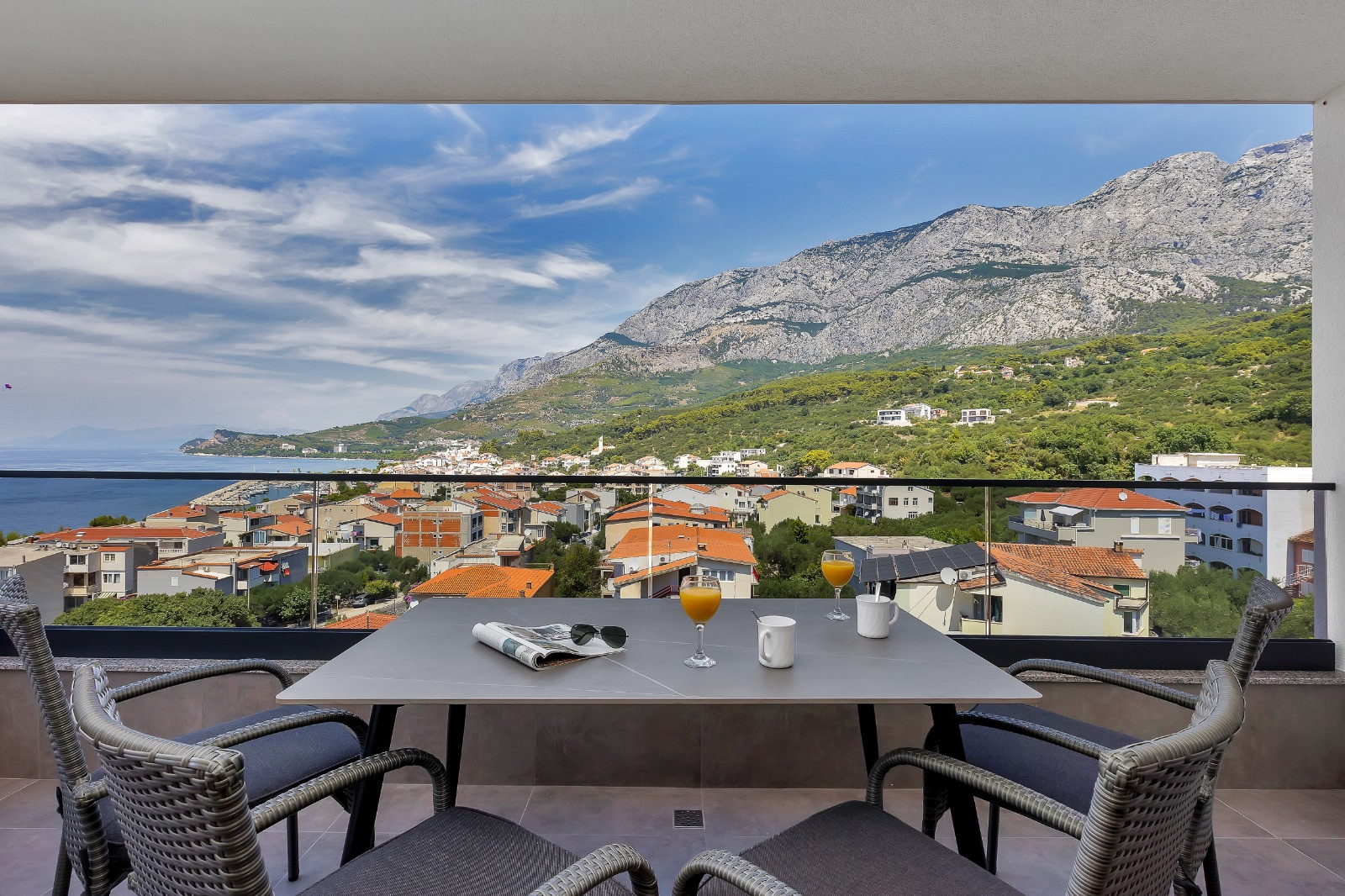 Apartmani Lux in Tučepi - Pogled na more, parking, garaža i potpuna opremljenost za istinski odmor, Apartmani Lux in Tučepi s pogledom na more, liftom i garažom Tučepi